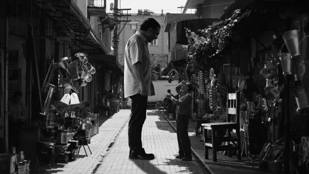 Sen Aydınlatırsın Geceyi - Film Sahnesi